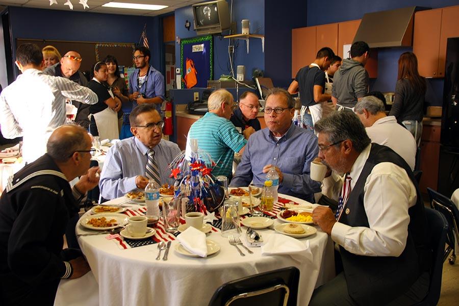 Teachers and veterans enjoy a breakfast together. 