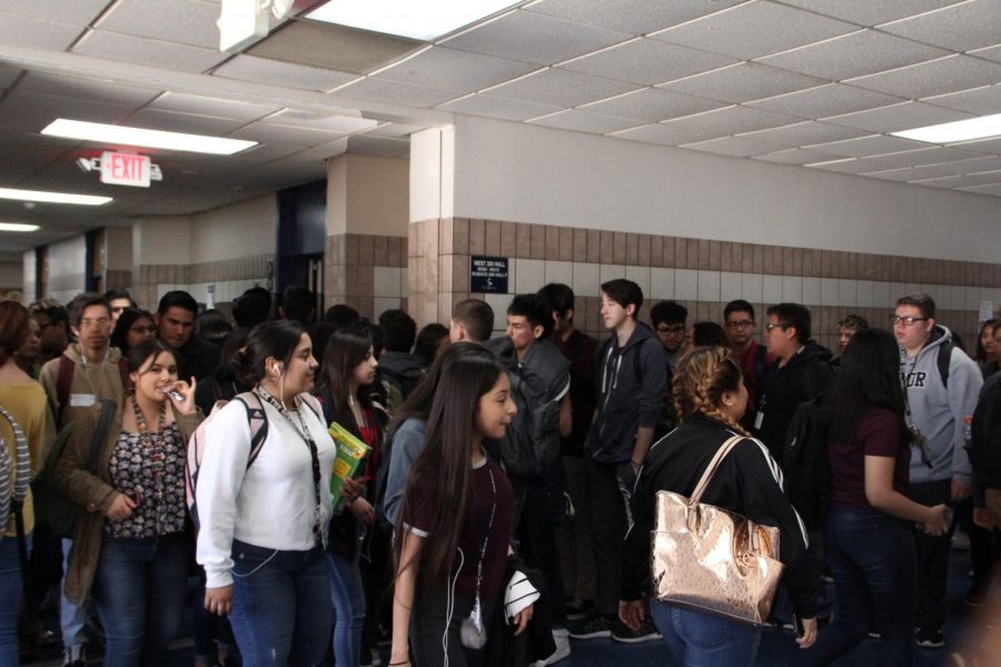 Students in the W200 hall transition to fourth period.