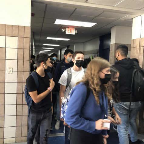 Students wear masks in spite of Abbotts ban of masks in schools.