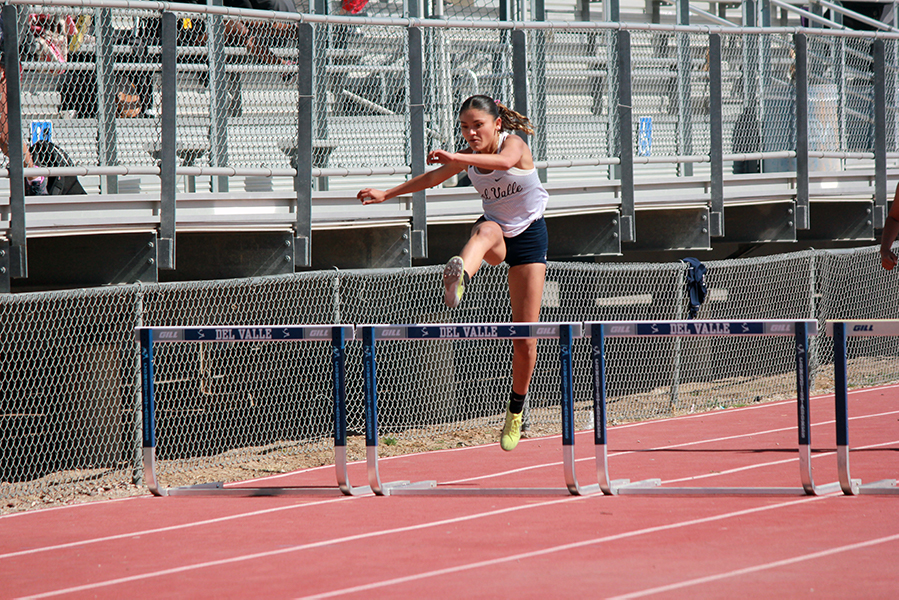 Anahi Lara competing in hurtles at the Del Valle tournament.